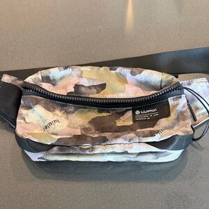 Lululemon Everywhere Belt Bag 1L – Trench Green Multi Camo (Rare Print)
